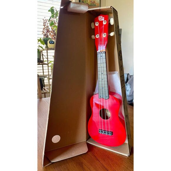 Soprano Ukulele 21" Beginner Student Kids Guitar Glossy RED New In Box - Picture 1 of 7